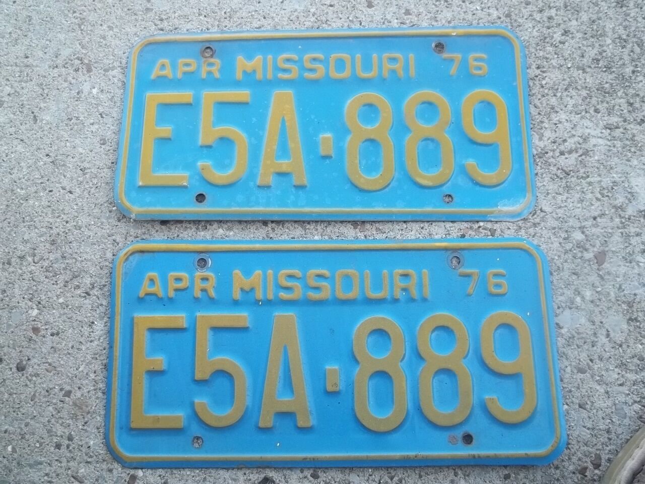 E5A 889 APR  Missouri 1976 License Plate Pair