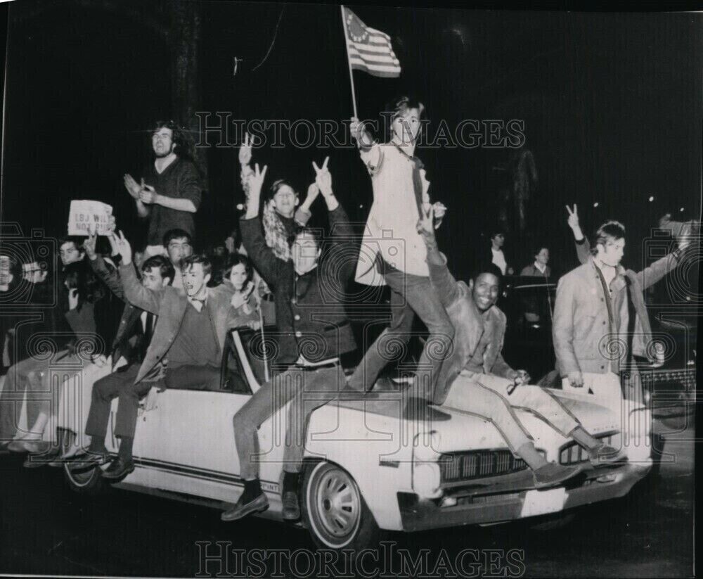 1968 Wirephoto College students Boston area hold impromptu demonstration 6X8