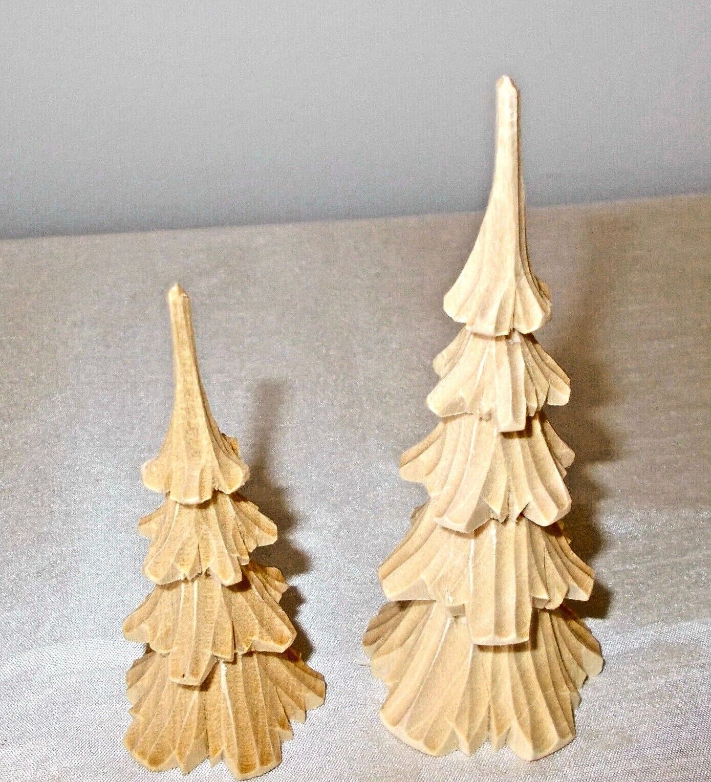 New Erzgebirge Miniatures: 2 Wood Carved Evergreen Trees by HOLZKUNST NESTLER