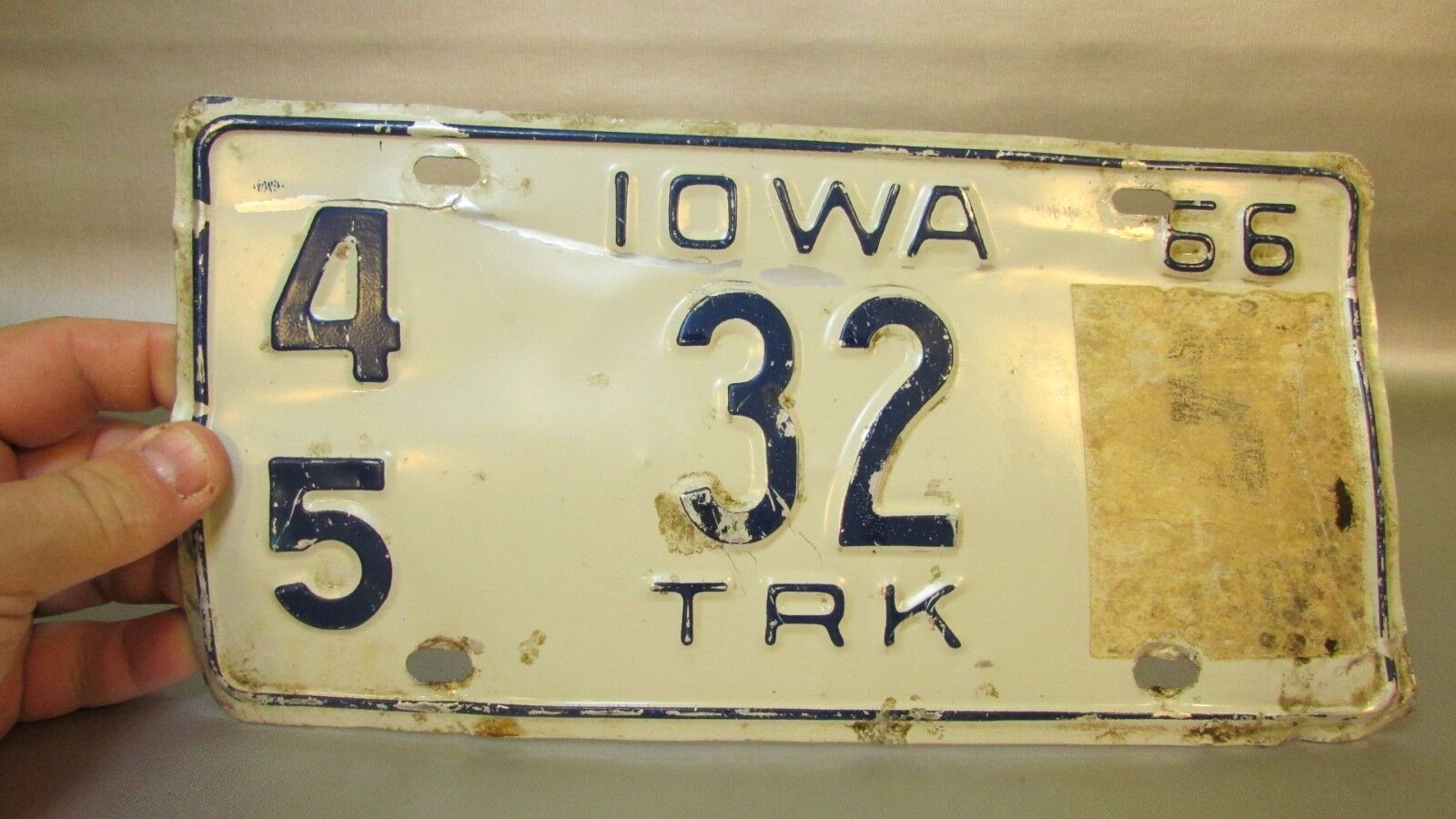 1966 Iowa truck license plate. # 32  Howard County 45