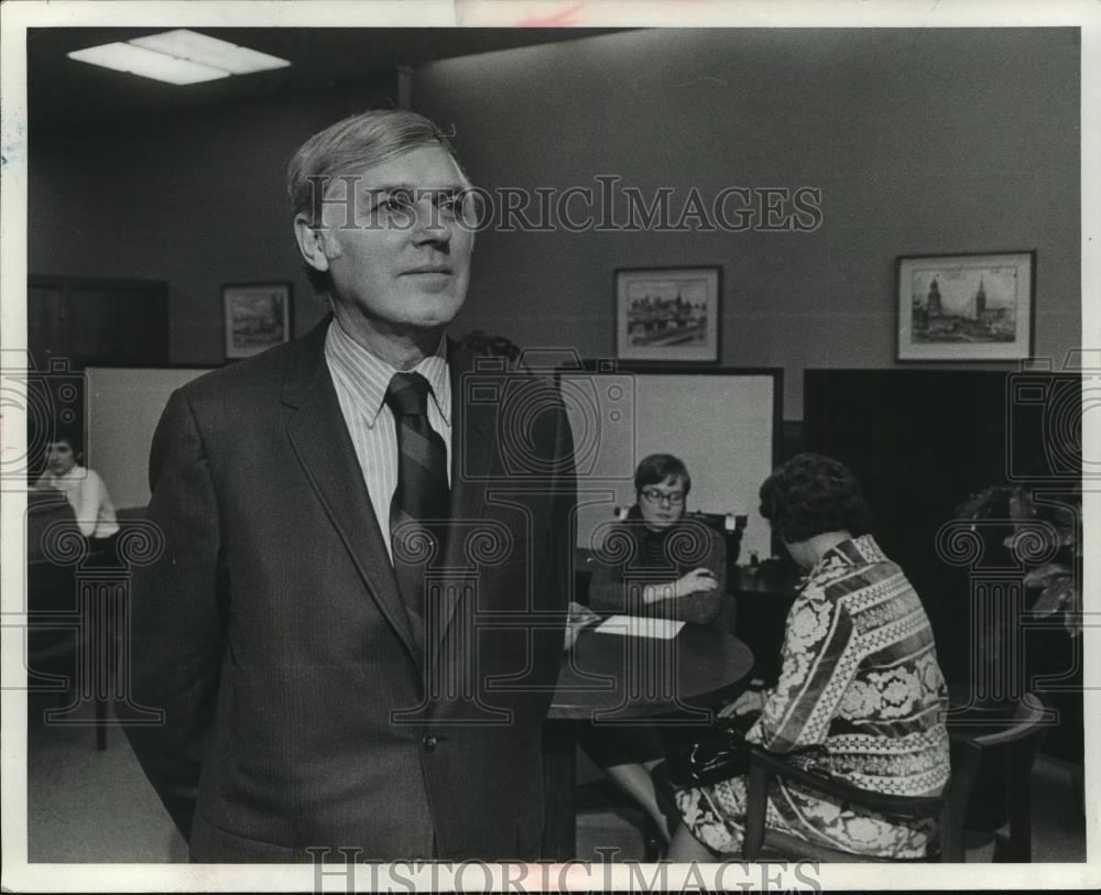 1975 Press Photo Michael Crowley, President of Mutual Savings and Loan Assoc.