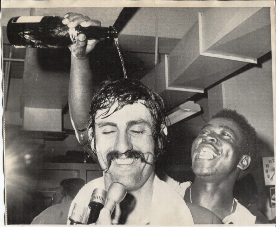 1973 Press Photo HoFer Rollie Fingers Gets Champagne Bath from Blue Moon Odom