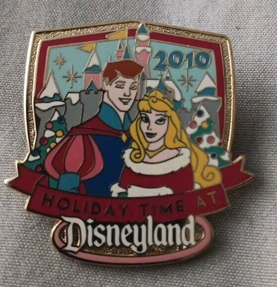 2010 DISNEY Holiday Time at Disneyland Pin Lapel Brooch 