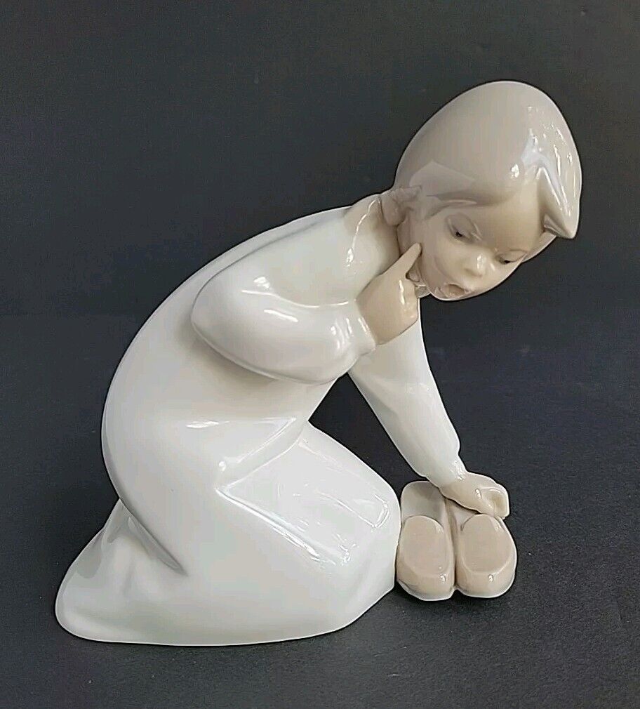 Vtg LLADRO - GIRL w/ SLIPPERS - Beutiful Figurine - Hand Made In Spain - No Box