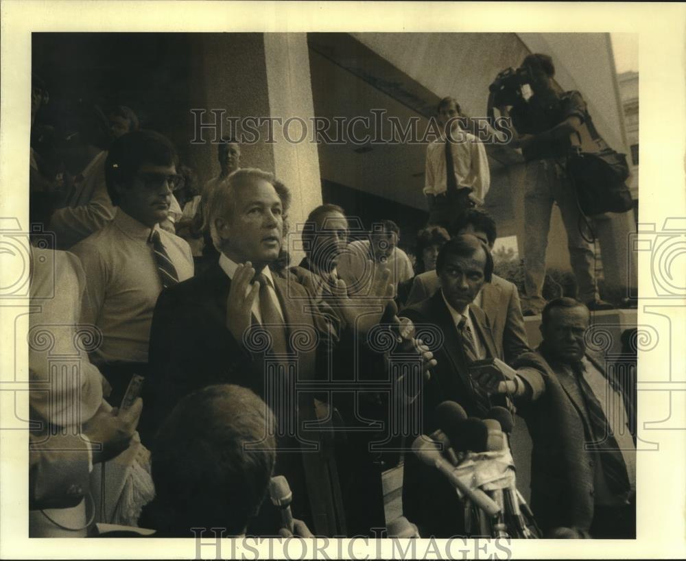 1985 Press Photo Edwin Edwards stops to speak to press on way to federal court