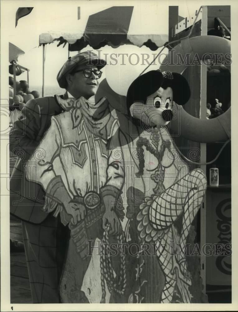 1988 Press Photo Sir Elton John with Minnie Mouse in \