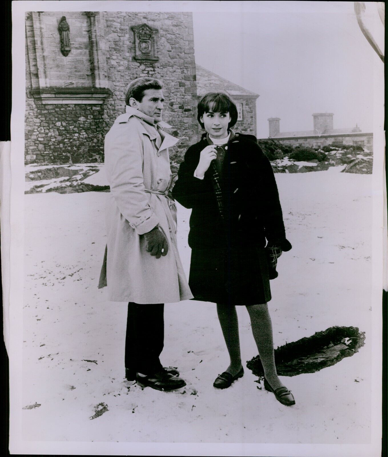 LG821 1962 Orig Photo WINTER SETTTING Rod Taylor Elizabeth MacLennan Dr Shannon