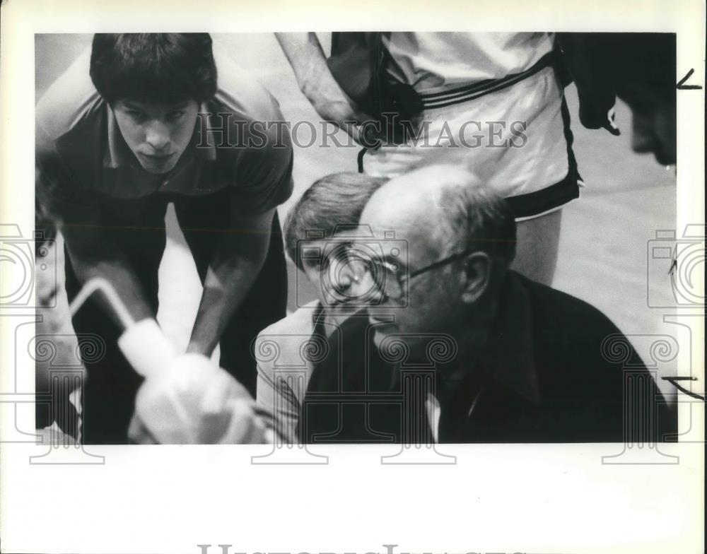1983 Press Photo Herb Booth during a time out in same against Chemeketa