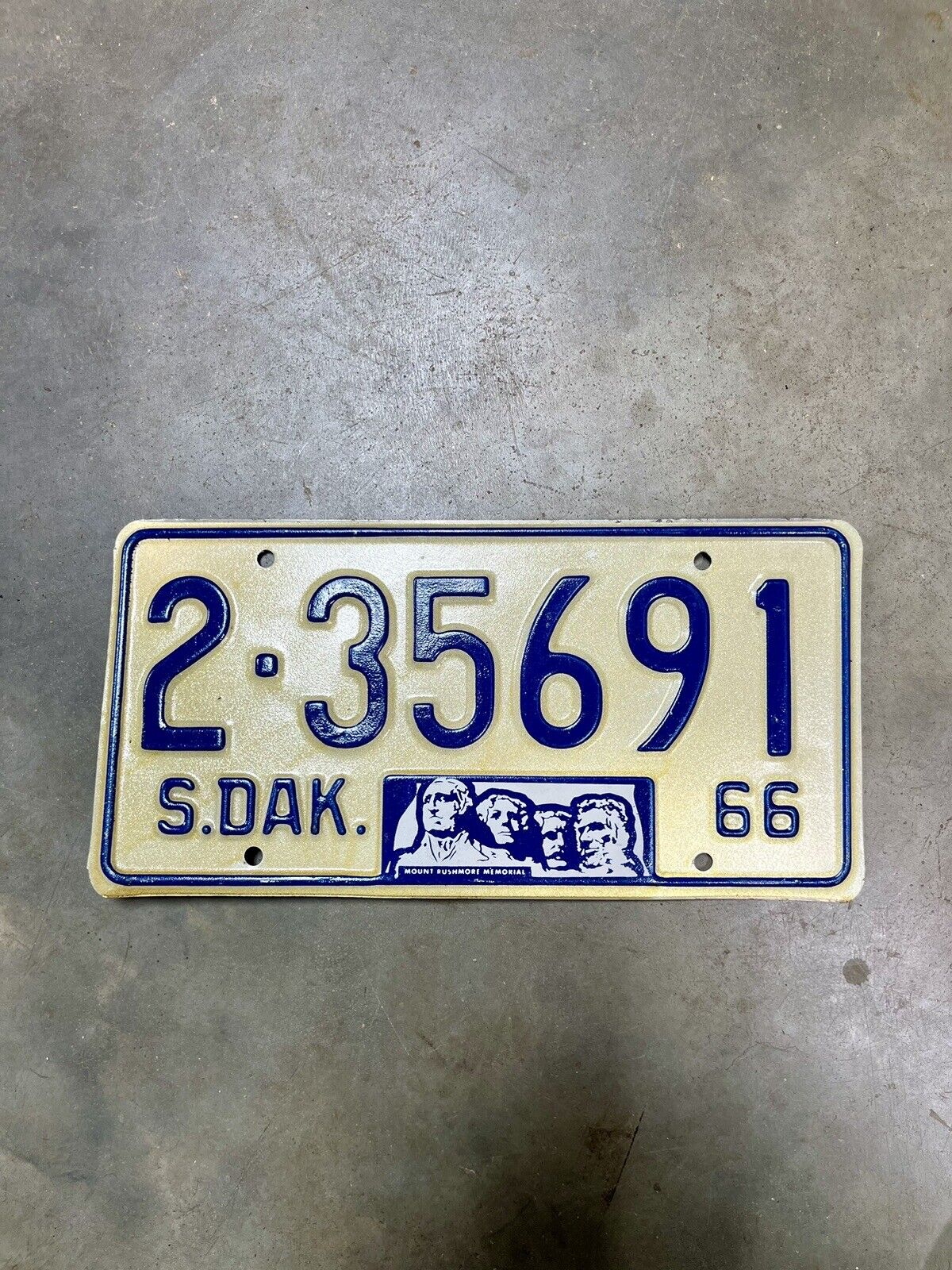 1966 South Dakota Passenger Mt Rushmore License Plate # 2-35691