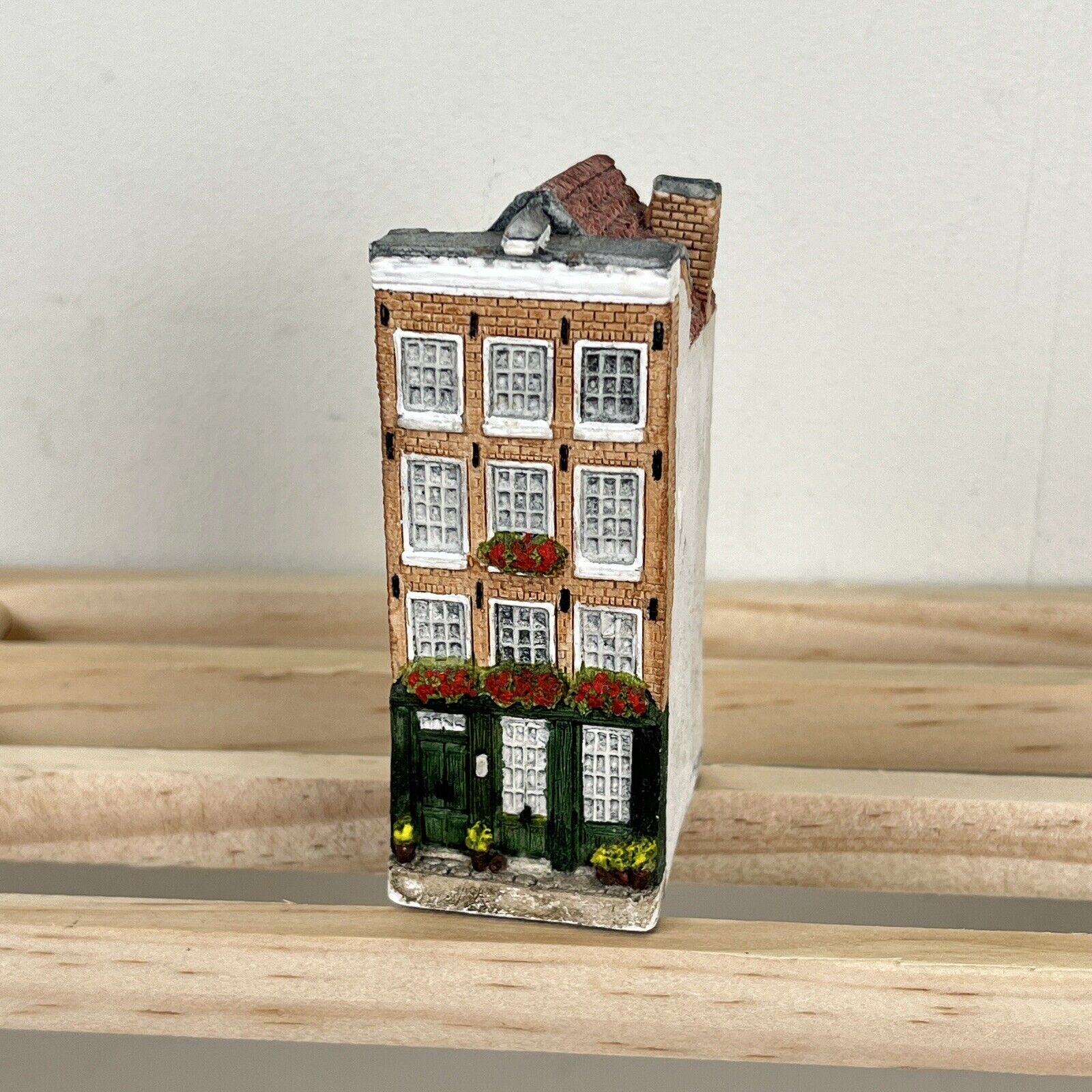 Old Glories Wonderworld Lijstgevel Hand Painted Miniature Building W1305