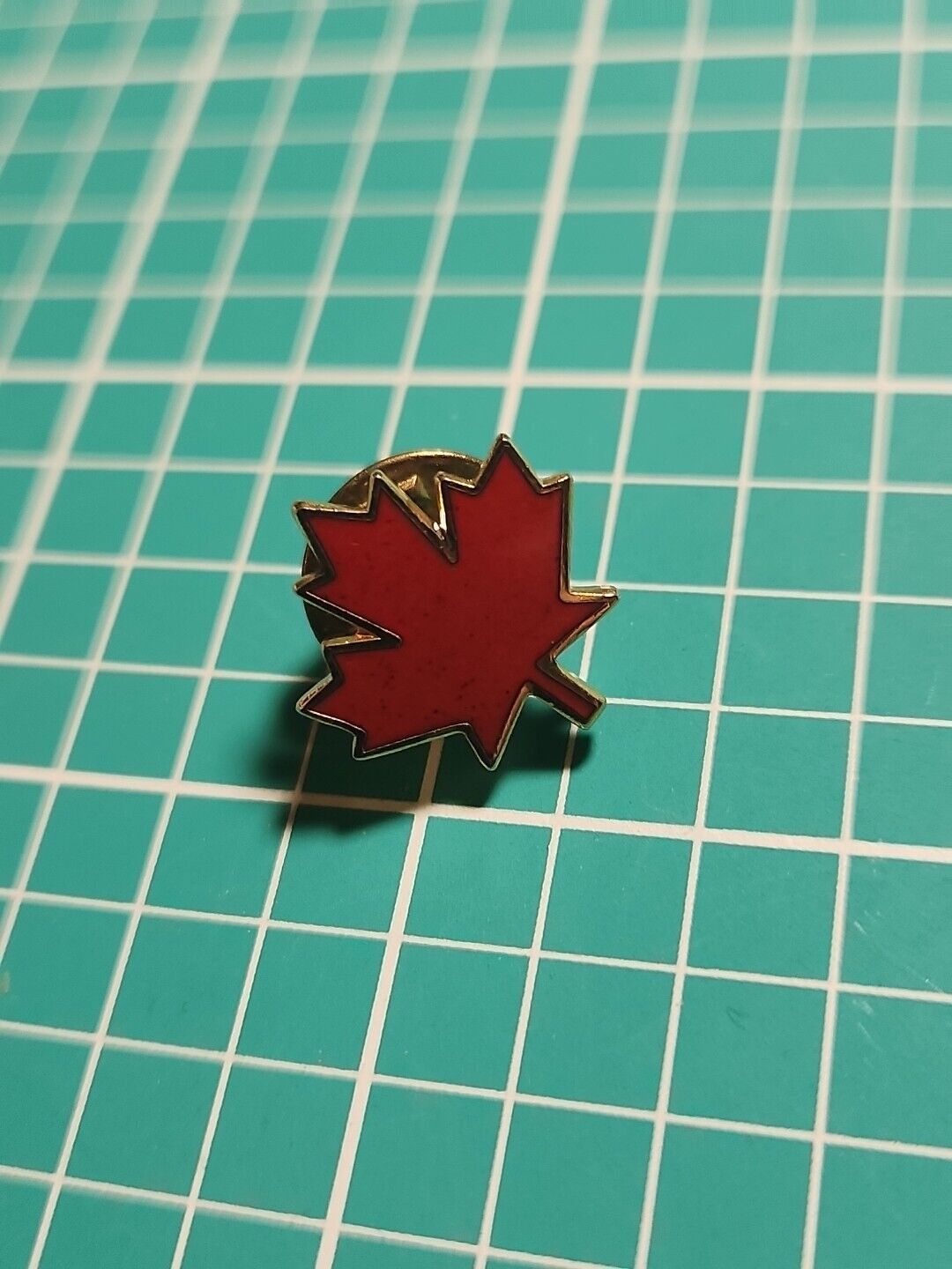 Vintage Canada Canadian Maple Leaf Gold Tone Lapel Pin Hat Pin Tie Tac