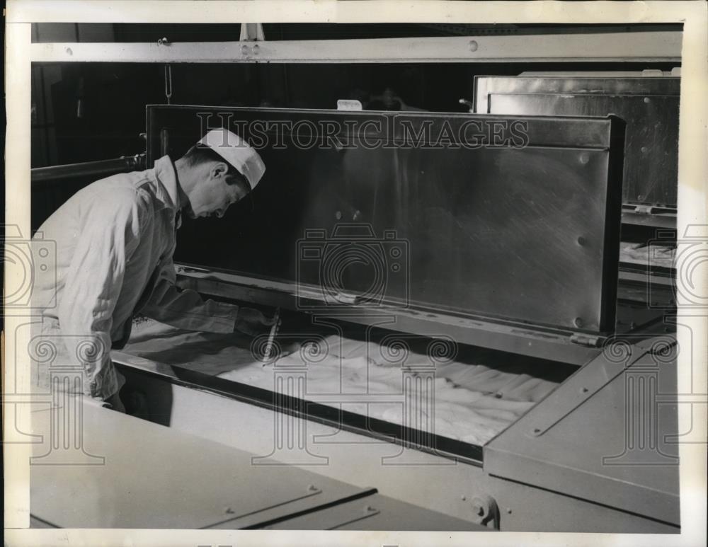 1948 Press Photo Best Food, Inc worker takes making margarine