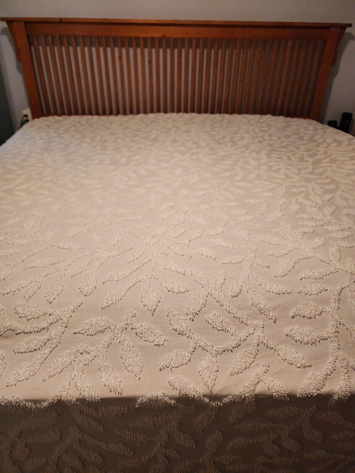 Vintage White Chenille Lightweight Pom Pom Bedspread W/fringe Boarder