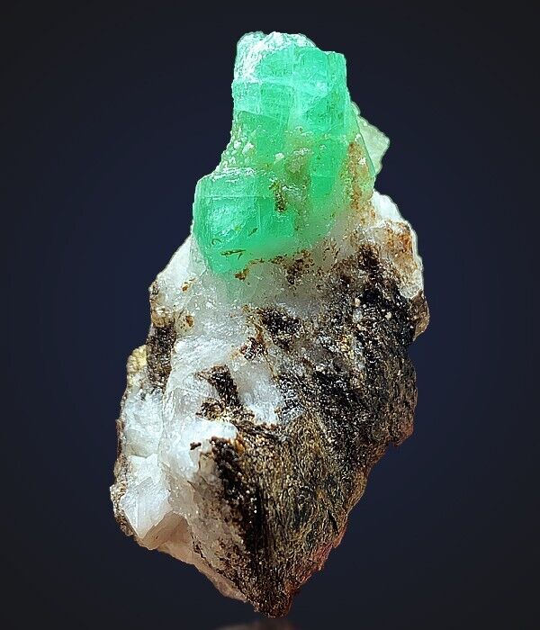 Stunning Quality Emerald Specimen, Green Emerald from Chitral ~ 176.55 Ct