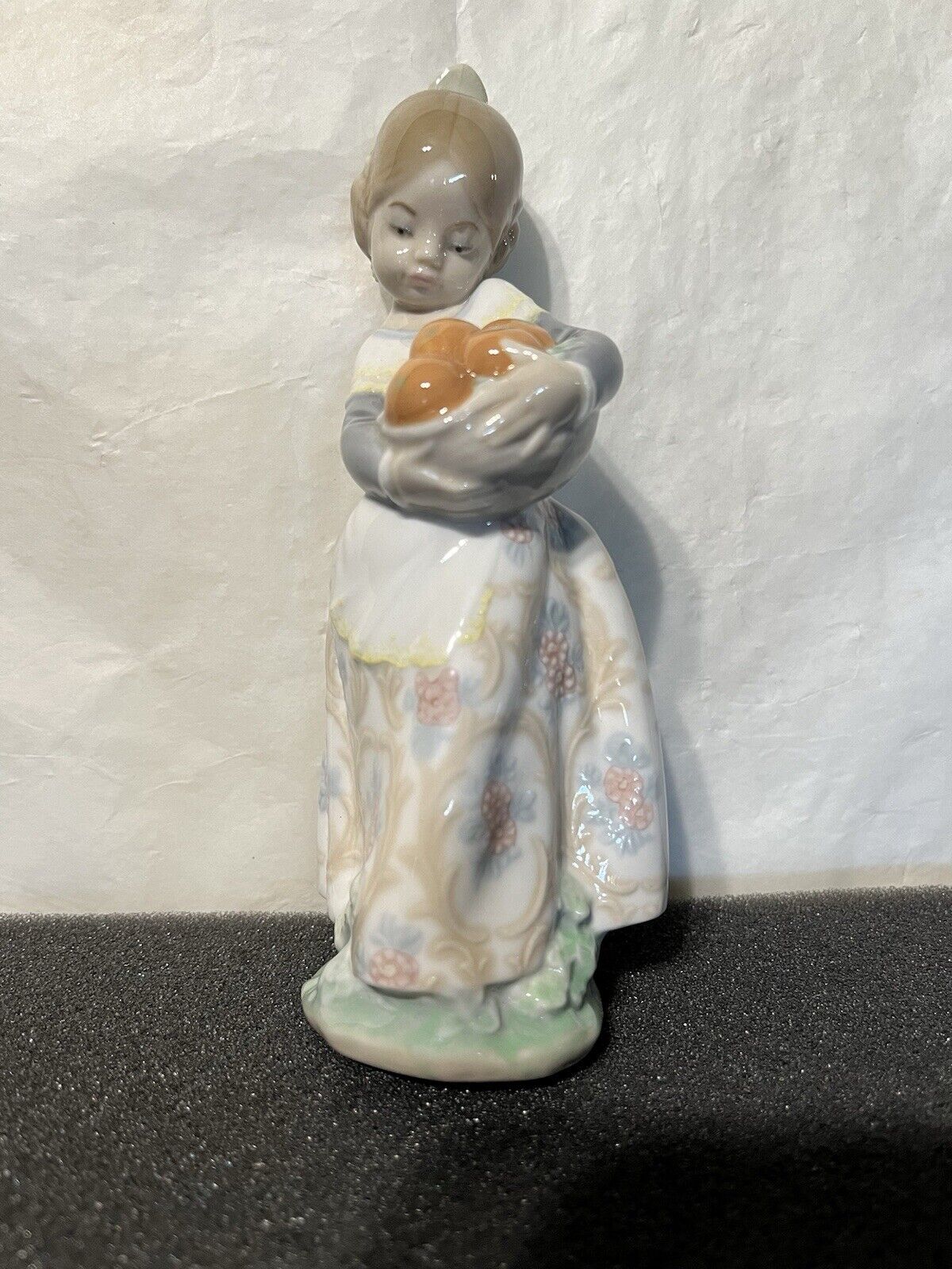 lladro figurines collectibles  Girl With Basket Of Orange