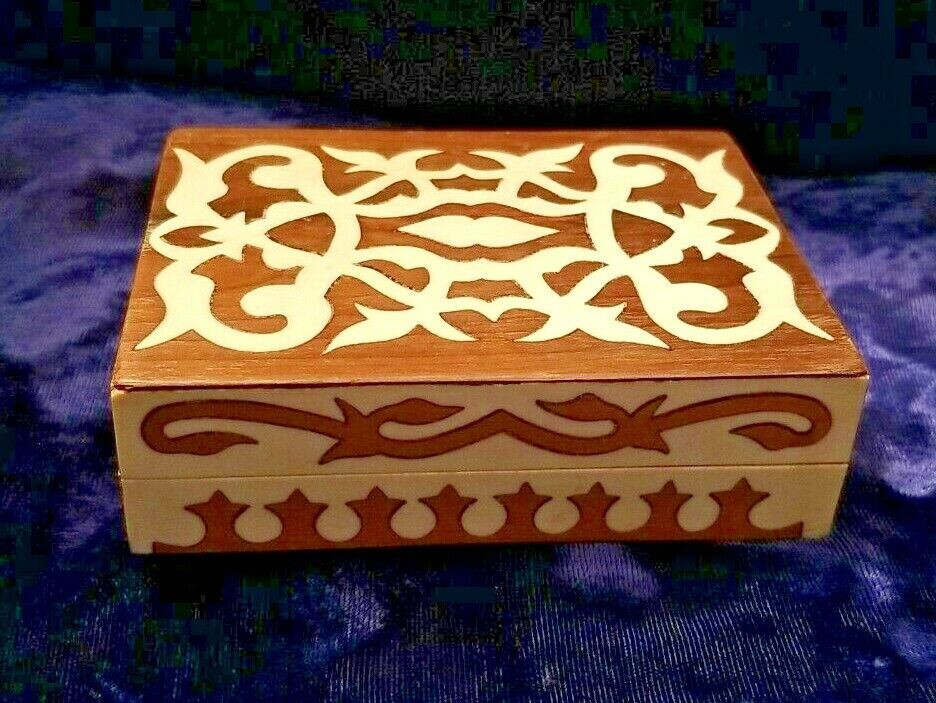 VINTAGE HAND MADE INTRICATE INLAID TRINKET JEWELRY BOX RED Velour lining