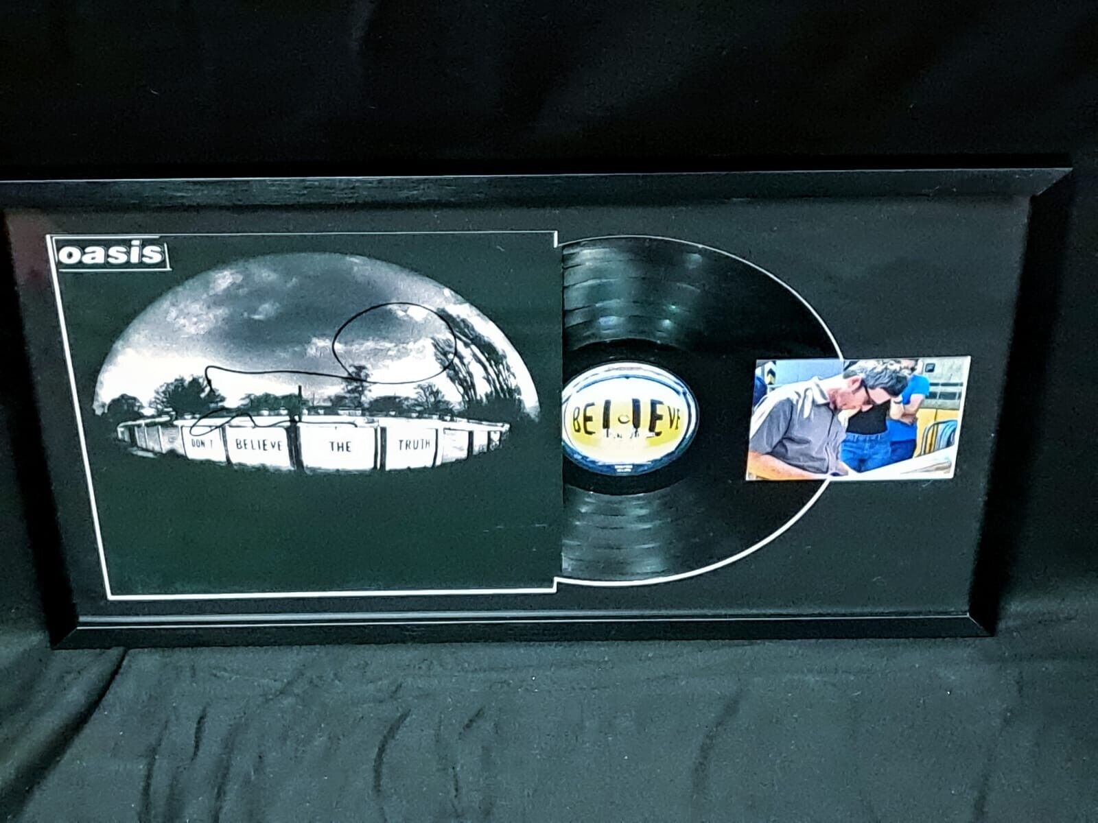 Oasis Noel Gallagher Signed DBTT vinyl Framed + Proof