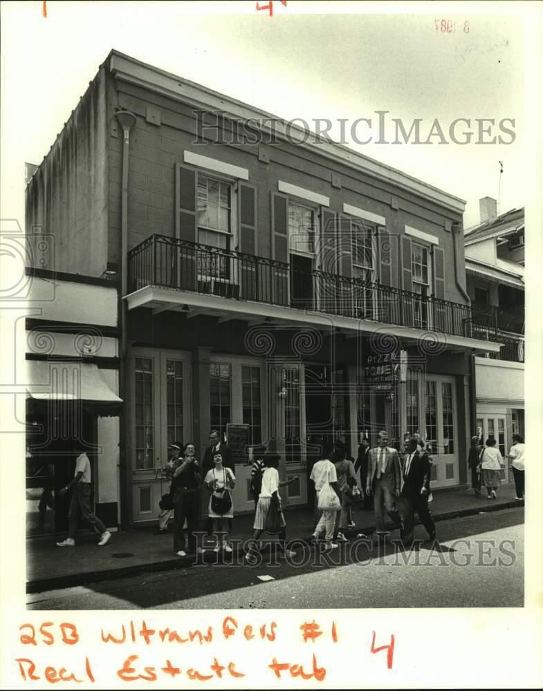 1987 Press Photo People walk by Pizza Toney restaurant in New Orleans