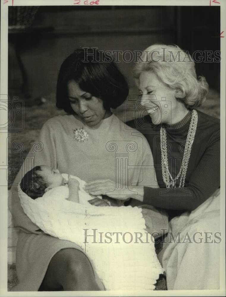 1973 Press Photo Rep. Yvonne Brathwaite Burke with her Infant and Dinah Shore