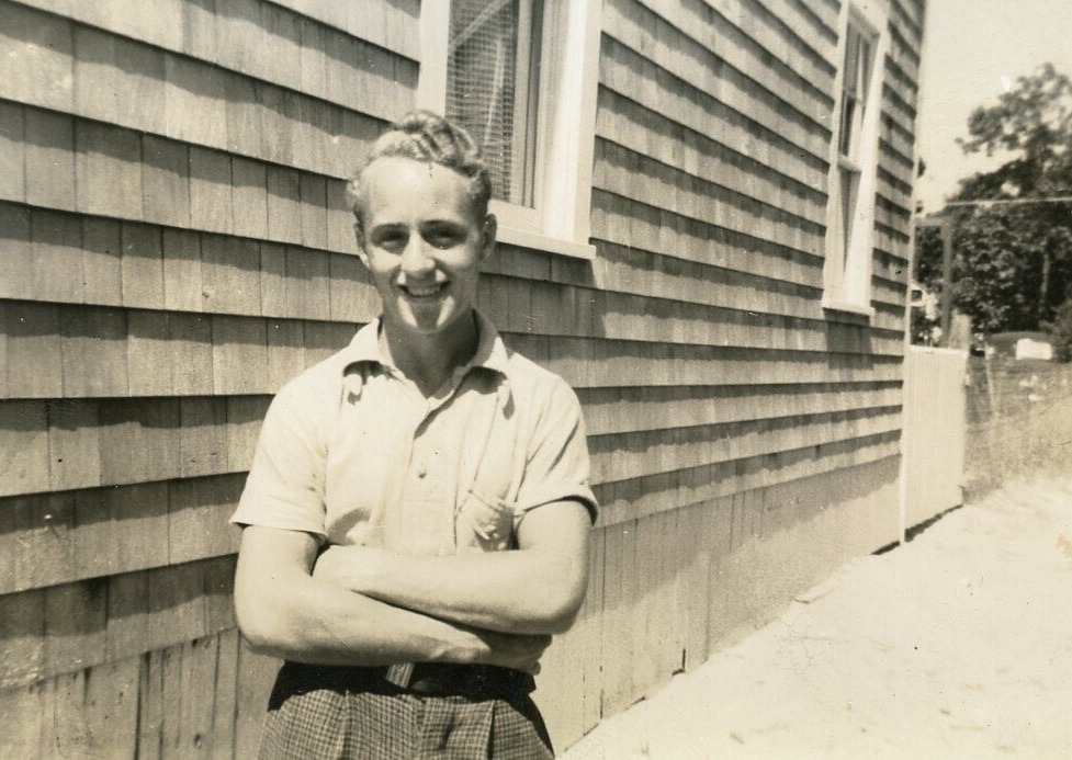 G947 Original Vintage Photo YOUNG MAN WITH CROSSED ARMS c 1939