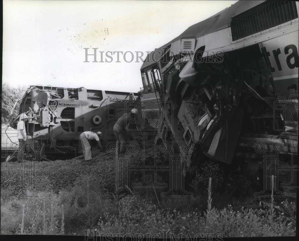 1979 Press Photo Crews Cleanup Derailed Engine of Amtrak Passenger Train
