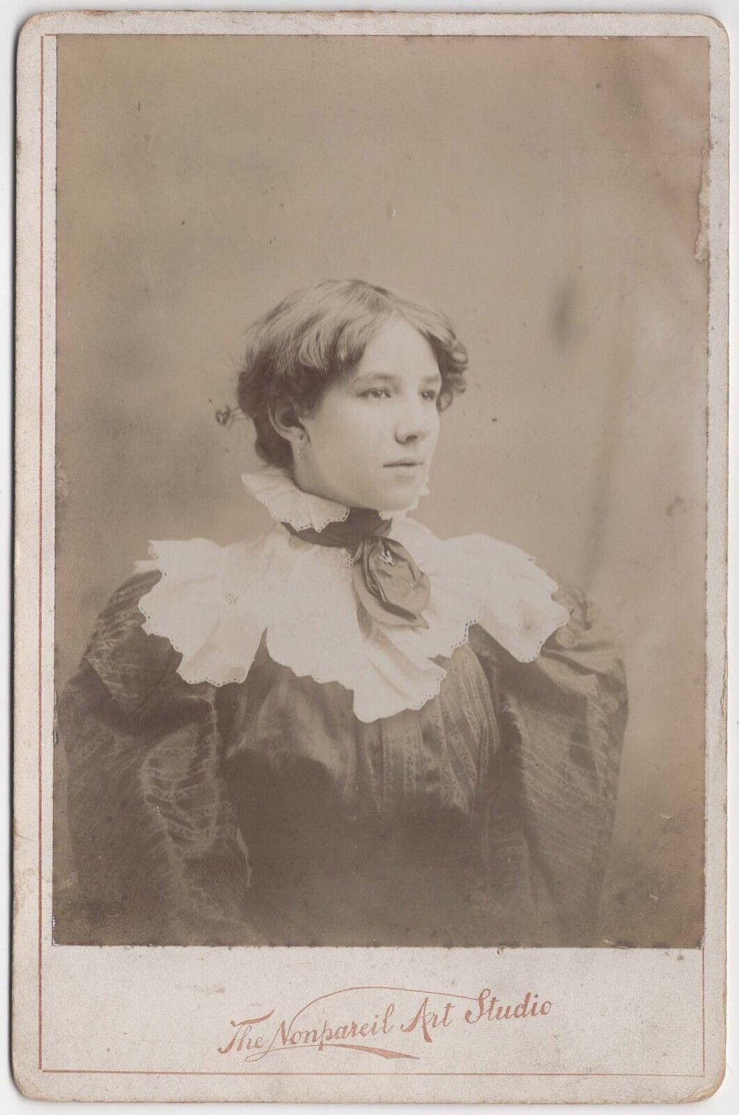 CIRCA 1890s CABINET CARD NONPAREIL GORGEOUS YOUNG LADY IN FANCY DRESS