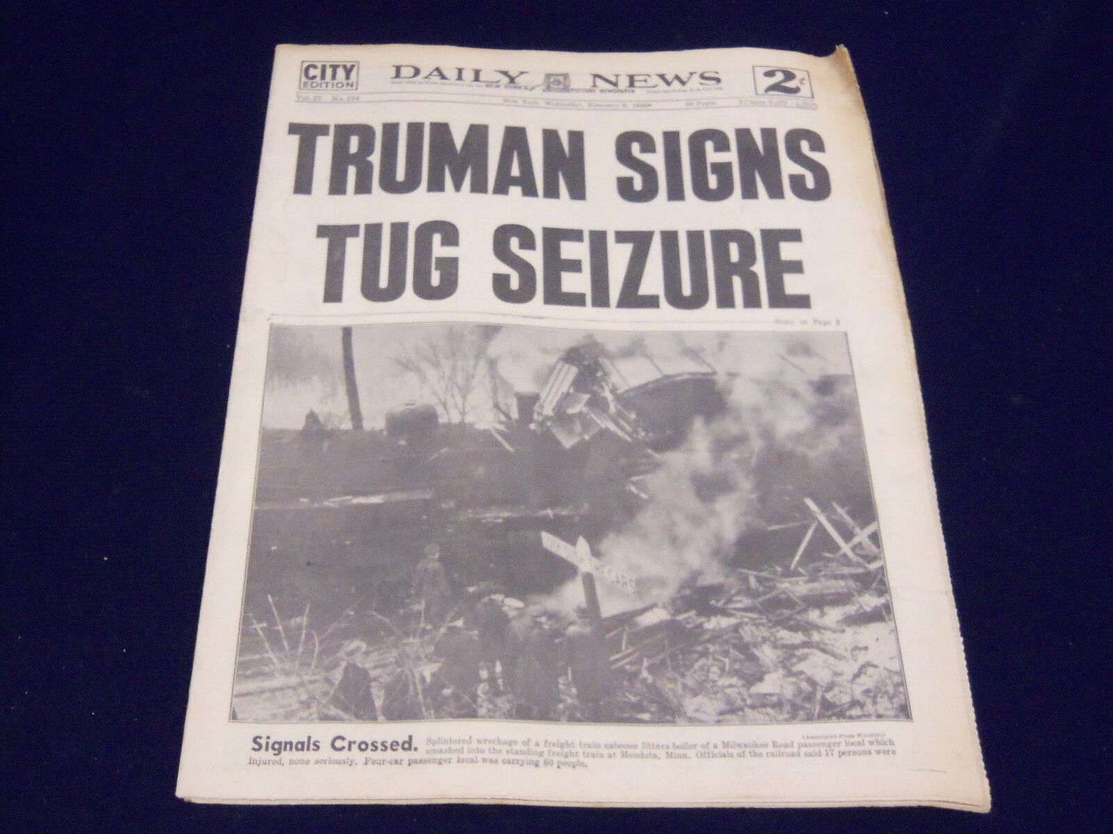 1946 FEBRUARY 6 NEW YORK DAILY NEWS - TRUMAN SIGNS TUG SEIZURE - NP 1975