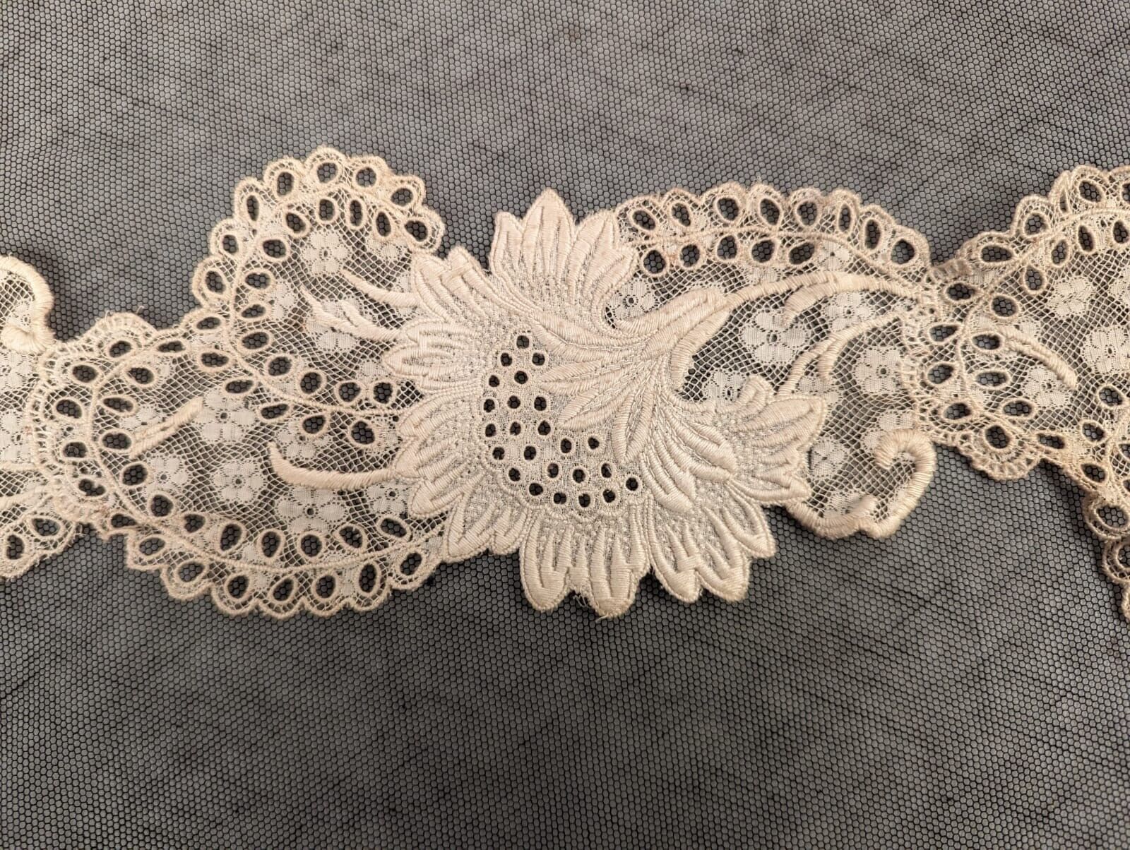 EXQUISITE ANTIQUE VICTORIAN EMBROIDERED LACE FRAGMENT FOR DRESS TRIM