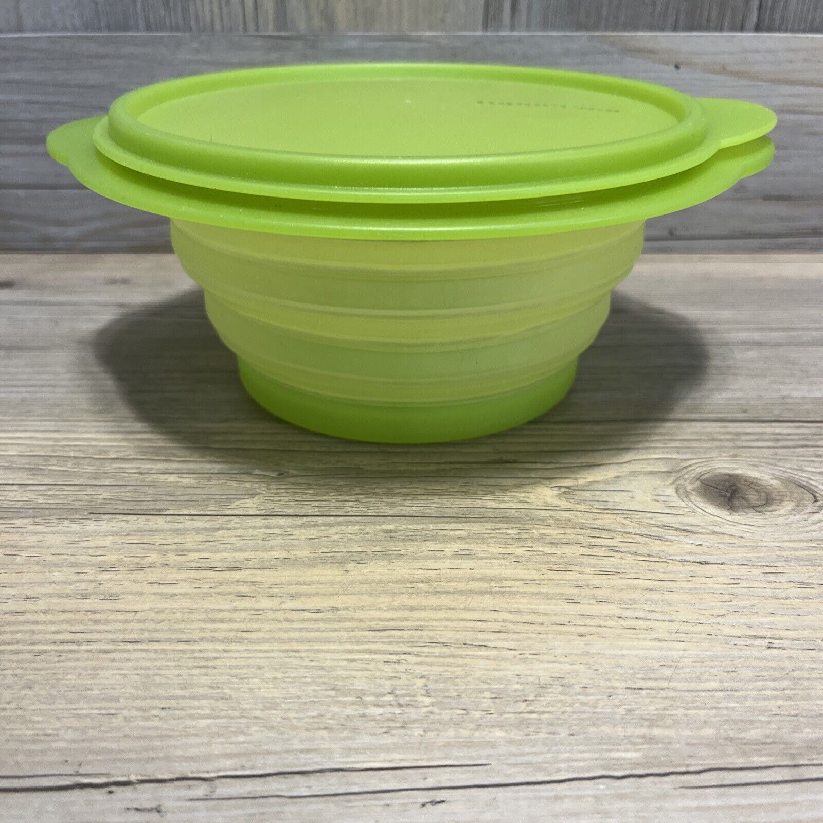 Tupperware 3 Cup Collapsible Green Dish 5452A With Lid