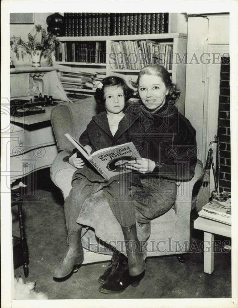 1935 Press Photo Lady Hubert Wilkins and adopted daughter read book at New York
