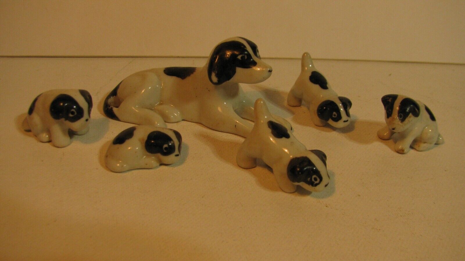 Vintage Black & White Dog With 5 Loose Pups Figurines