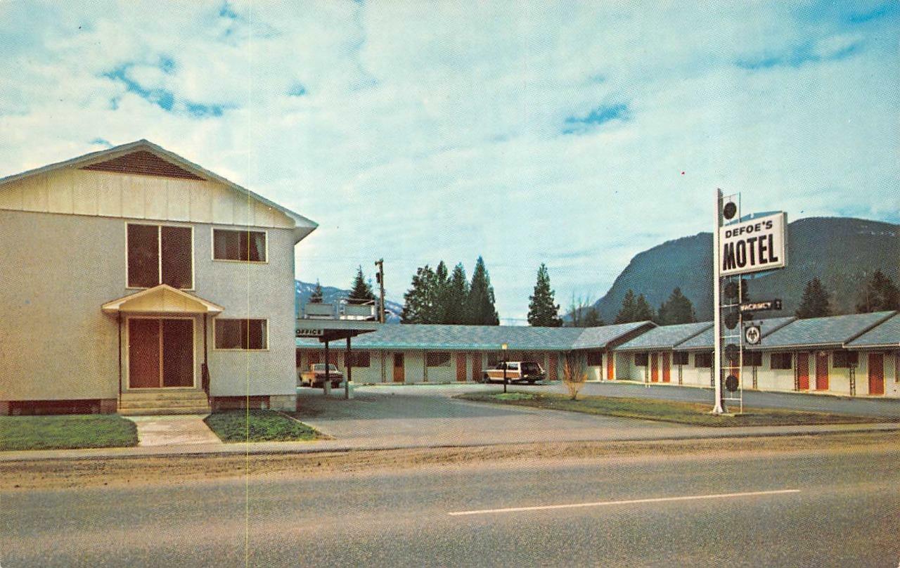 REVELSTOKE, BC Canada  DEFOE\'S MOTEL   Roadside  c1960\'s Chrome Postcard