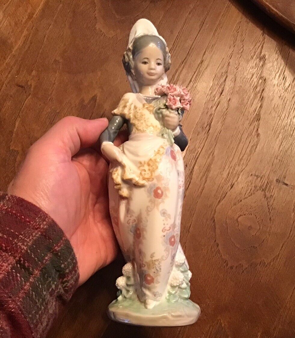 LLadro Valencian Girl With Flowers Porcelain Figurine #1304 * FLAWED