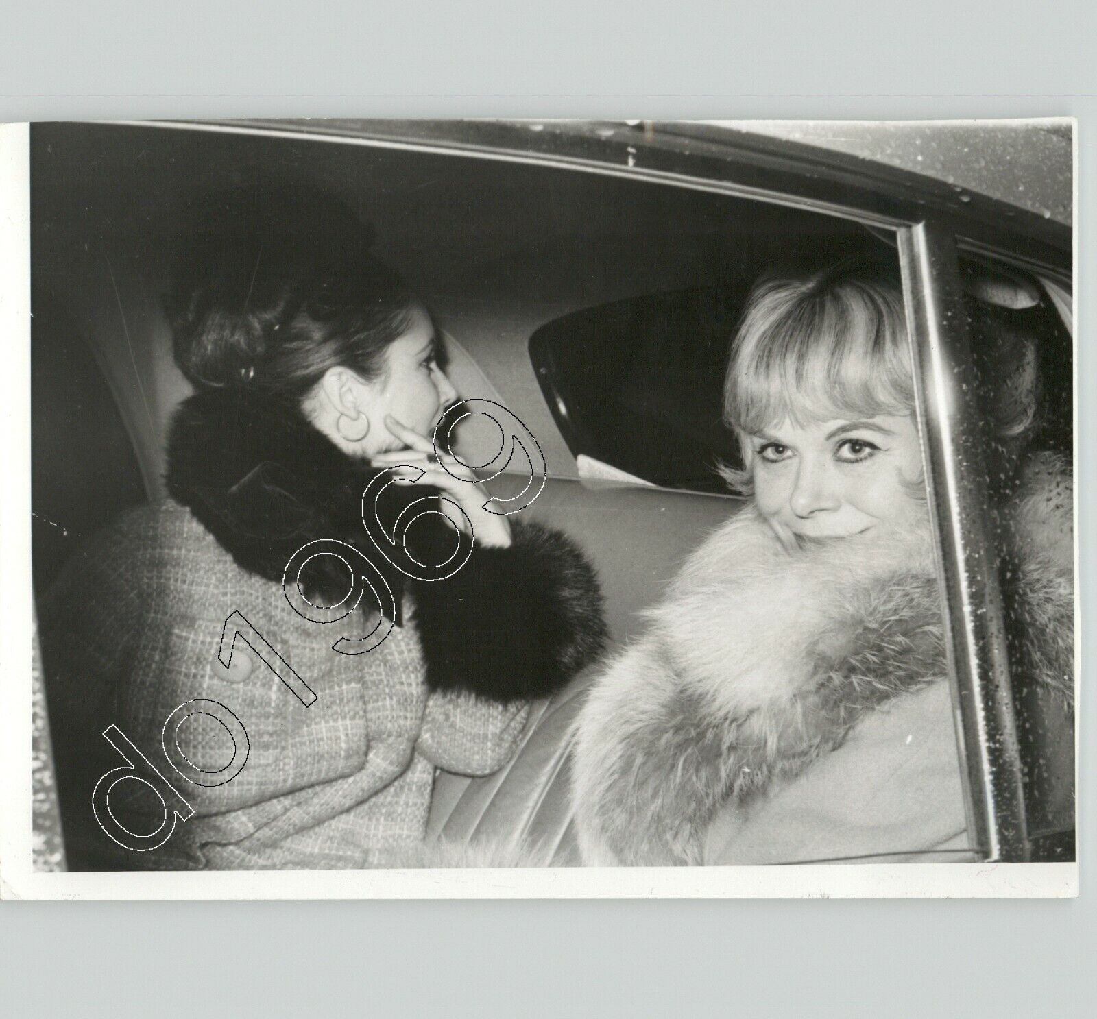 RACHEL ROBERTS and ELIZABETH TAYLOR Leaving ADELPHI THEATRE 1965 Press Photo
