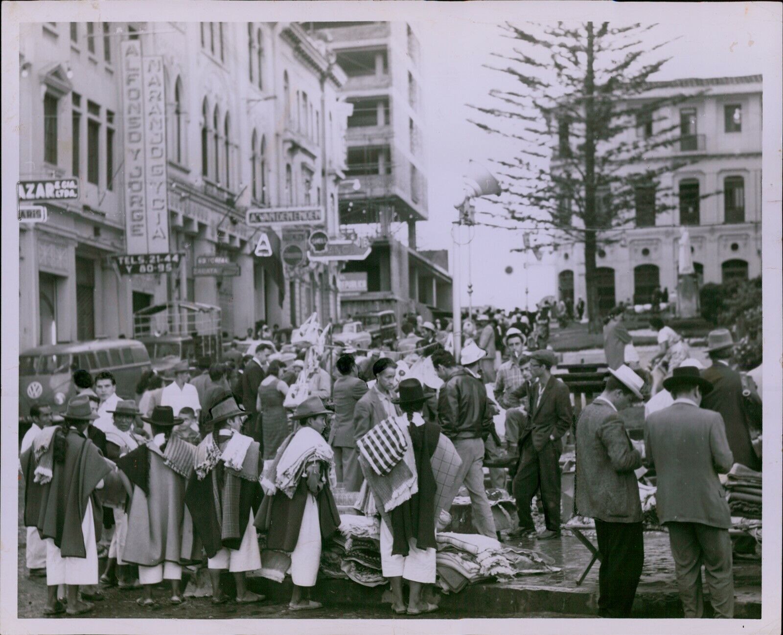 LG827 1961 Original Photo MANIZALES COLUMBIA Downtown Square Rug Vendors Crowd