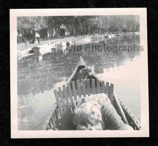 KITTY CAT CANOE WOMAN HIDDING FACE DUCKING DOWN LAKE OLD/VINTAGE PHOTO- H370