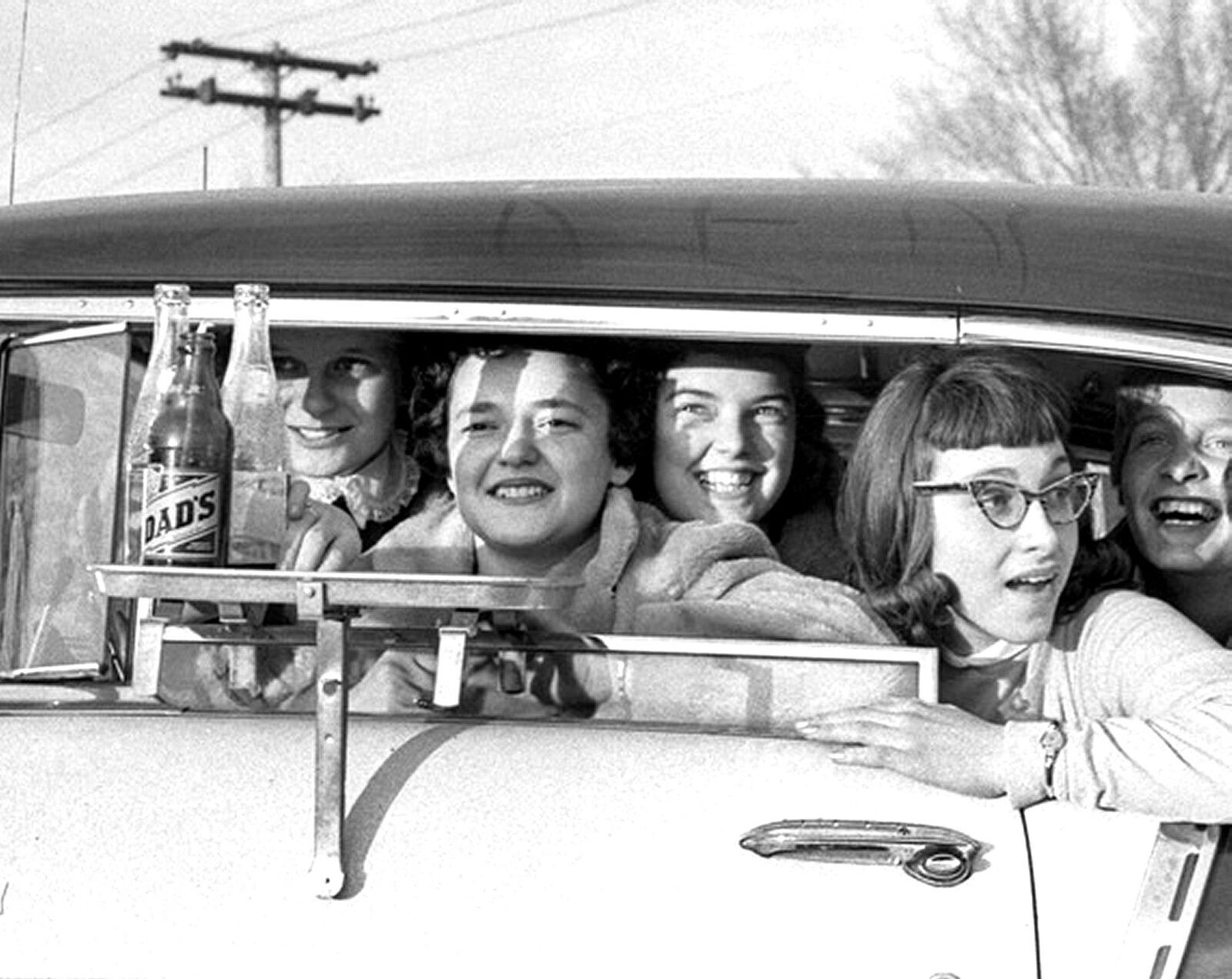 1956 HAMBURGER STAND GIRLS  in Car PHOTO (174-u)