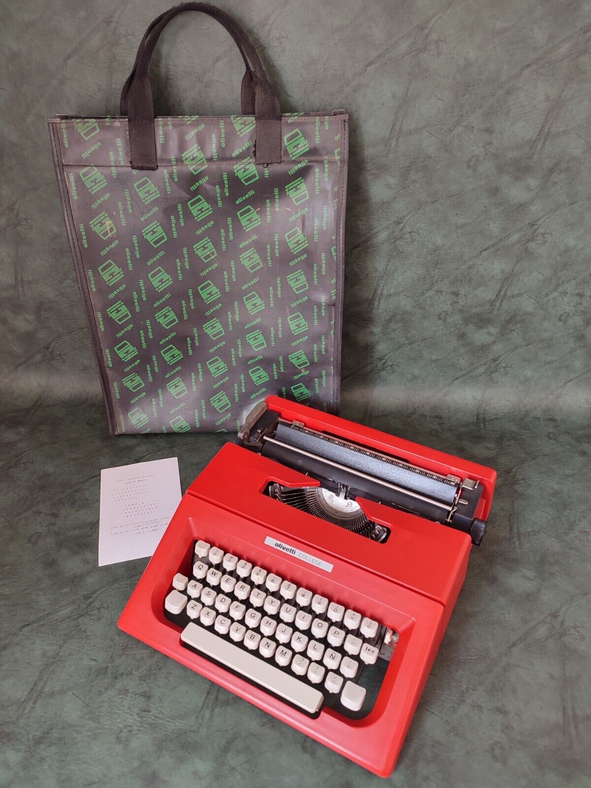 BEAUTIFUL RARE VINTAGE OLIVETTI COLLEGE RED TYPEWRITER + BAG MADE IN MEXICO 70\'S