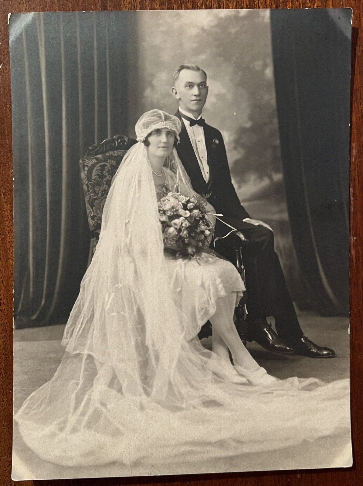 VTG 1920\'s Formal Wedding Portrait Flapper Bride Headpiece Crossed Ankles