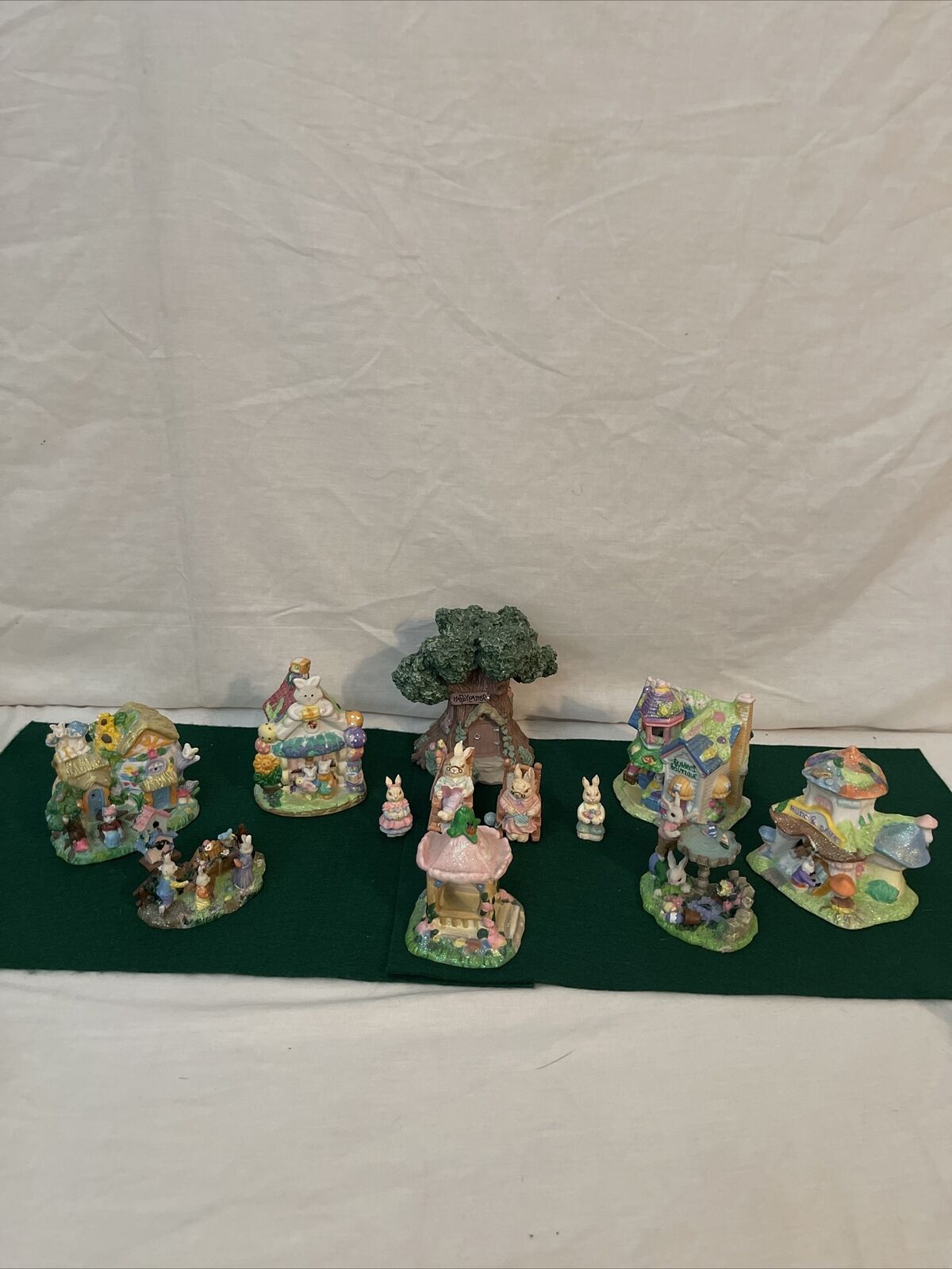 2004 Hoppy Hollow Ceramic Easter Bunny Village Houses/Buildings/figurine Lot 12