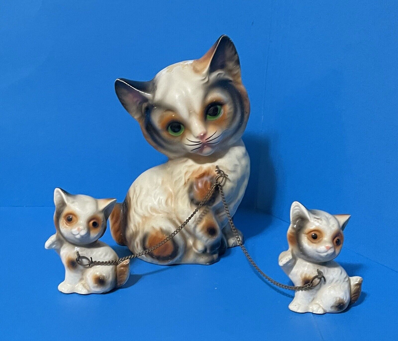 Vintage MCM Brinn\'s Beautiful Momma Cat & 2 Kittens on Chains Japan 6” calico