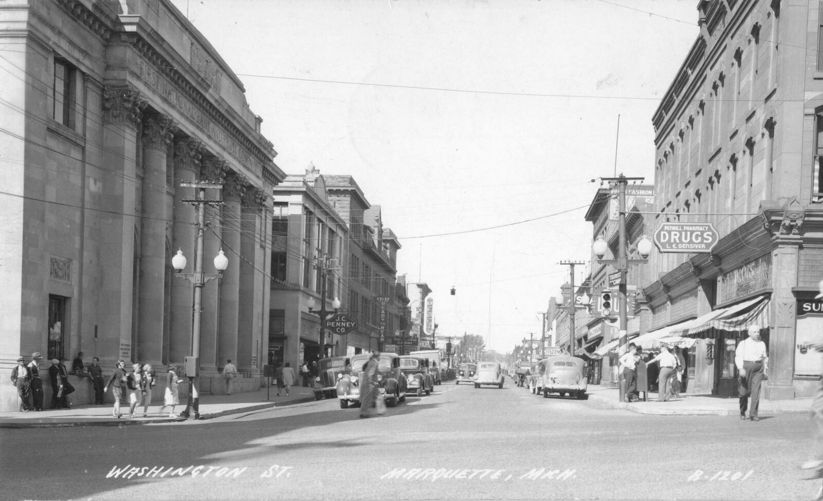 UP Marquette MI 1940s RPPC NO LONGER THE STREET CAR ERA BUSY Downtown View