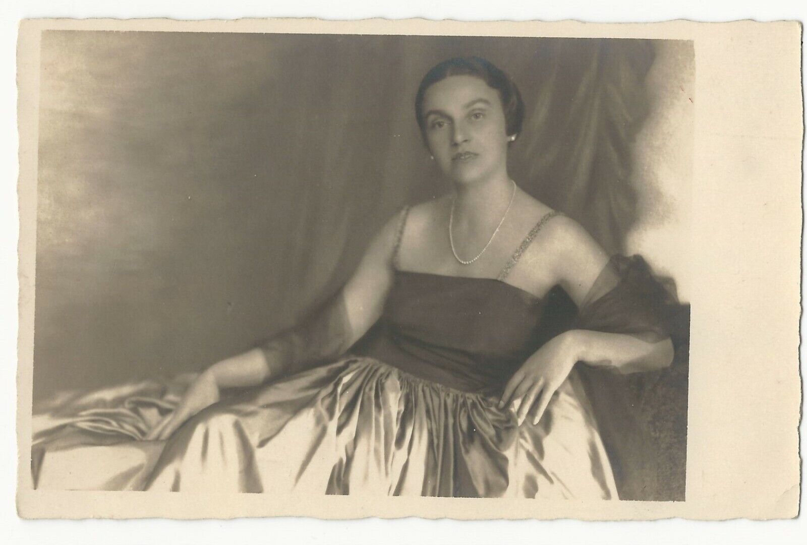 SOPHISTICATED LADY : LOVELY POSE  (RPPC)