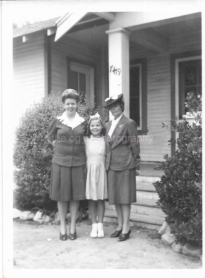 FRONT YARD PORTRAIT bw FOUND FAMILY PHOTO 1940\'s Snapshot VINTAGE 111 17 B