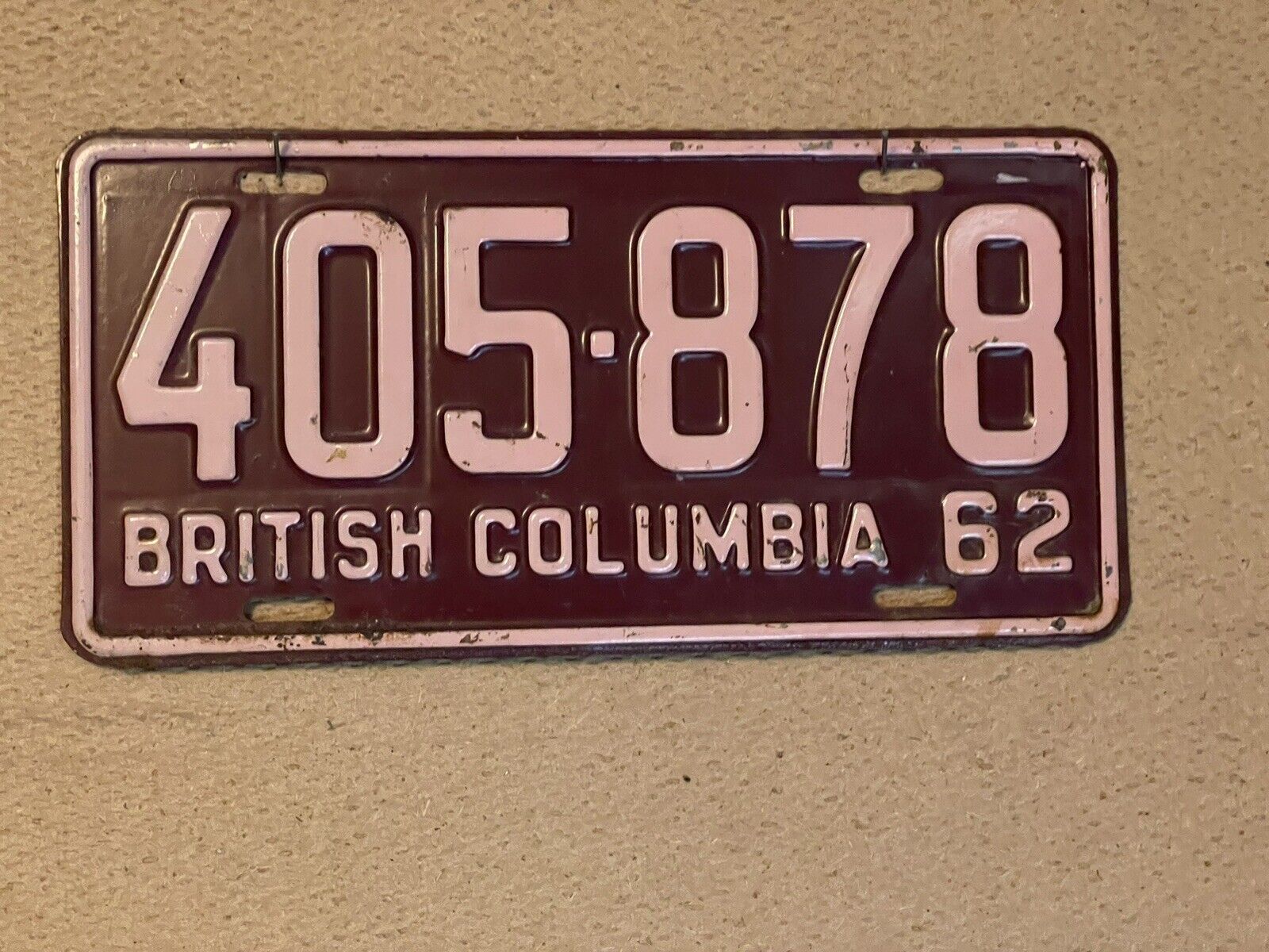 1962 BRITISH COLUMBIA BC CANADA LICENSE PLATE # 405 878 PINK AND WINE COLOR
