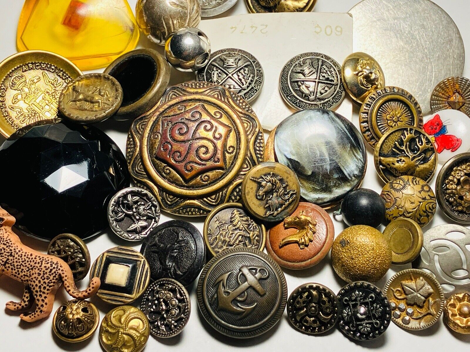 Antique Vintage Large Lot Of Buttons Metal Picture Glass Plastic Etc N2