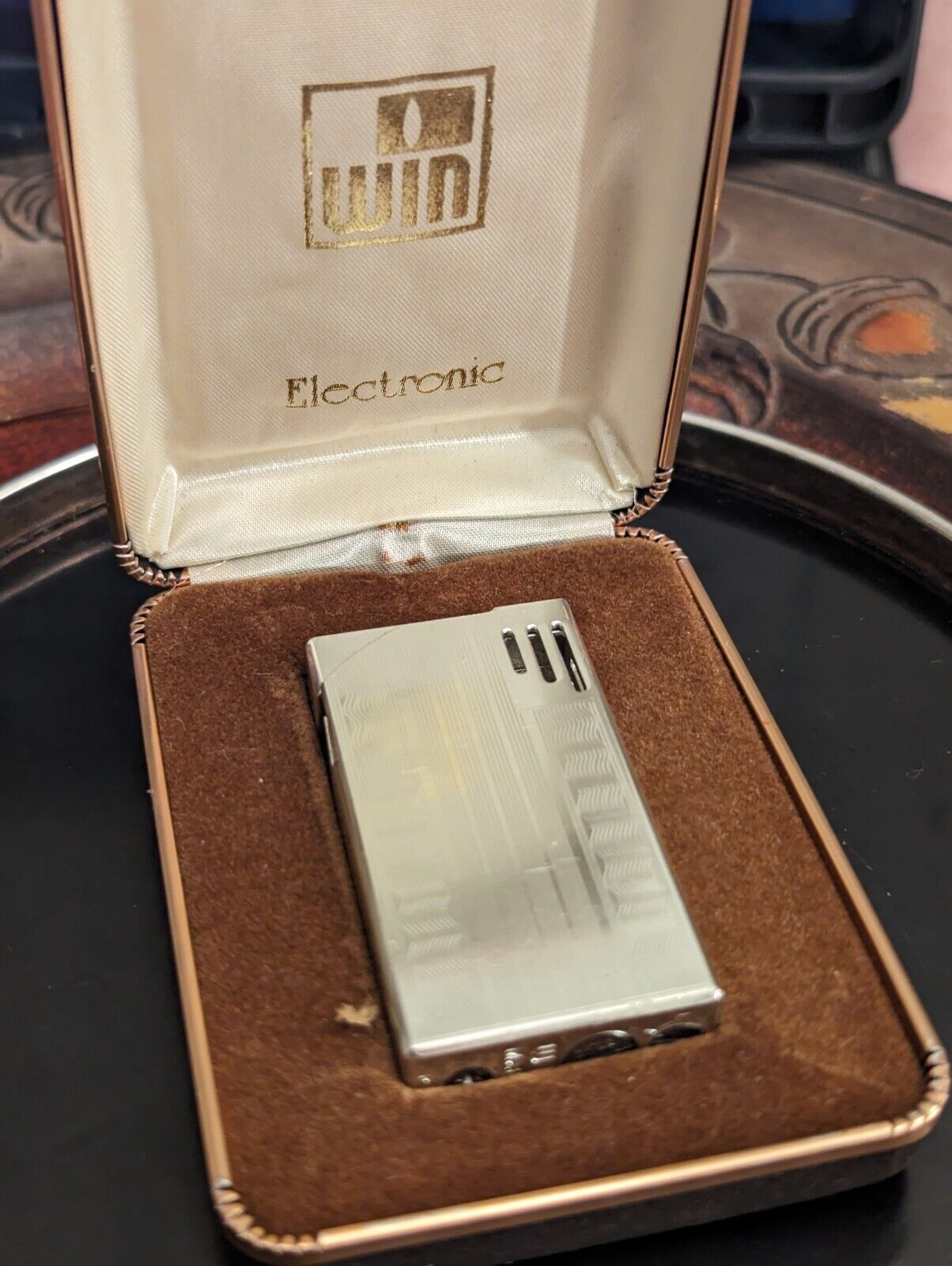 VINTAGE SILVER TONED WIN P-500 ELECTRONIC GAS LIGHTER - IN ORIGINAL BOX
