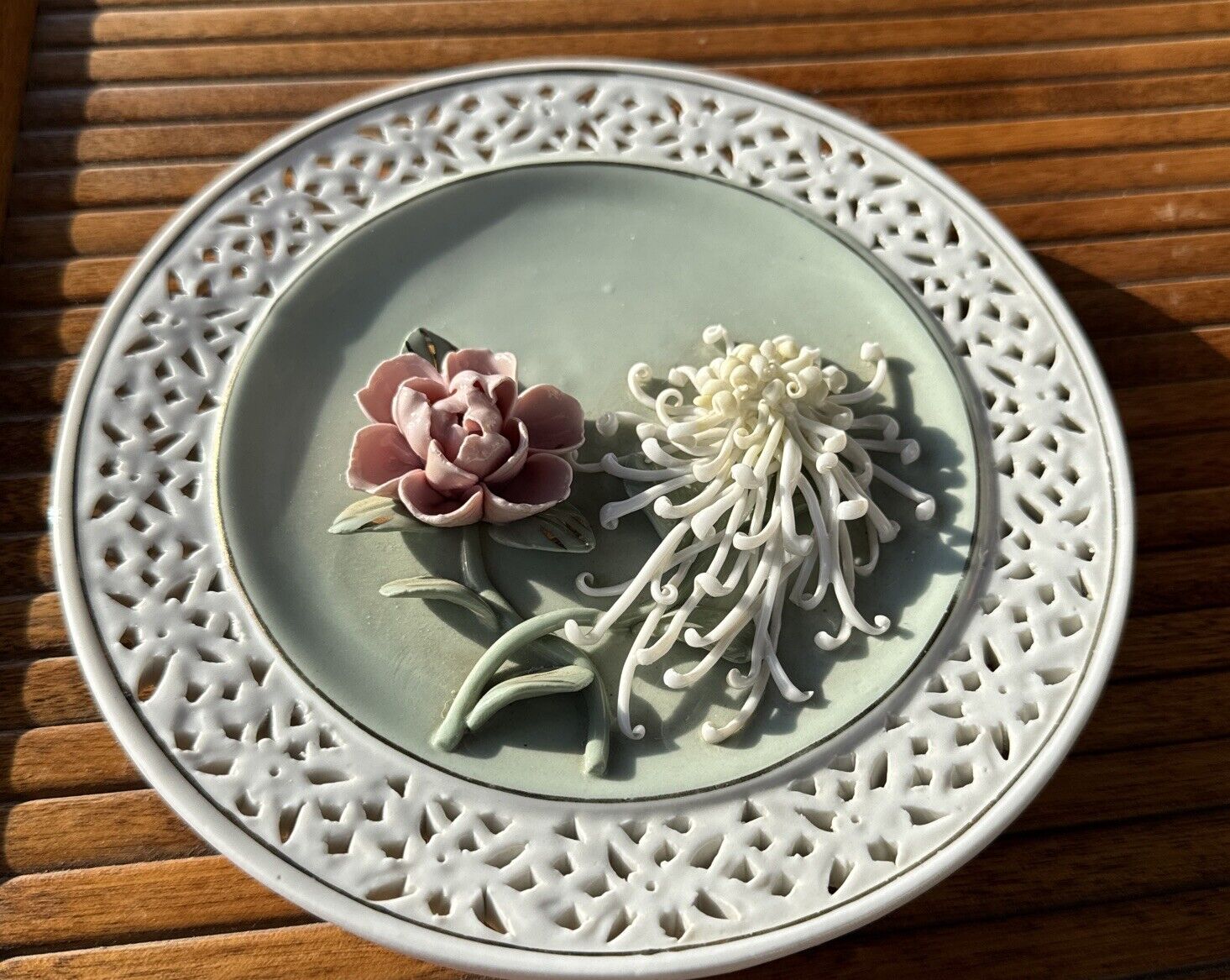Vintage Beautiful Ceramic Spider Mum Flower & Rose Plate 3D