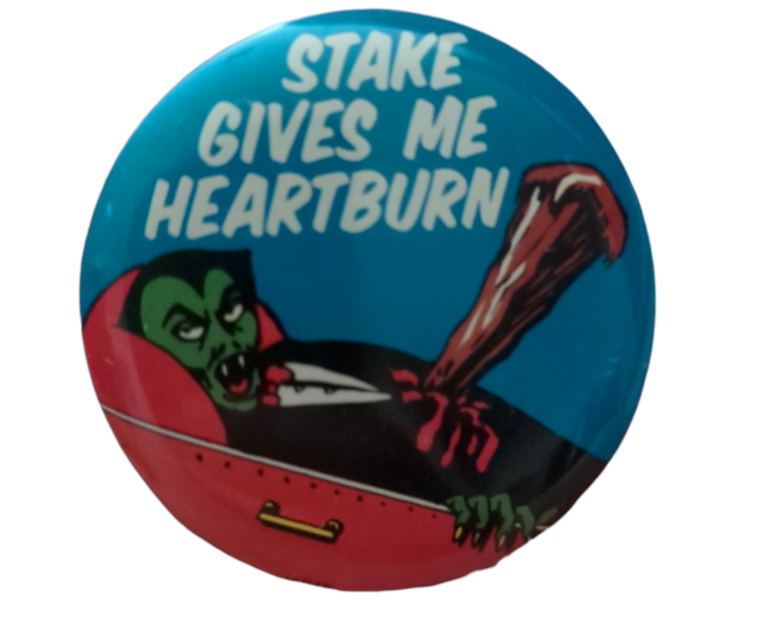 VINTAGE TOPPS BATTY BUTTON PIN 70S ROUND DRACULA HORROR STAKE GIVES ME HEARTBURN
