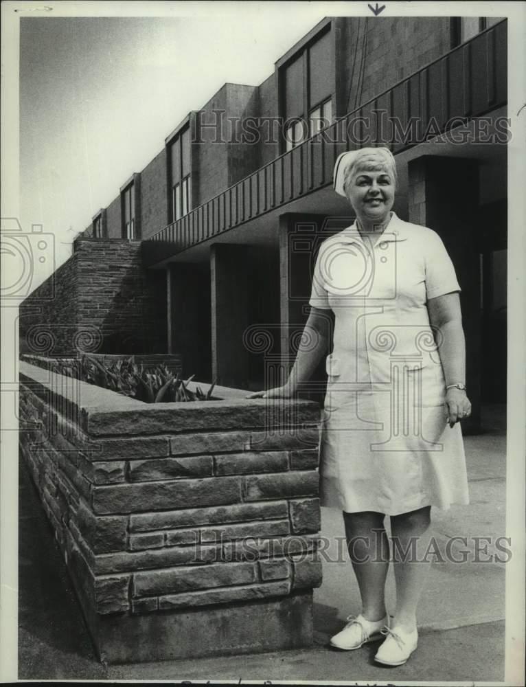 1975 Press Photo Roberta Ross, Mary & Alice Ford Nursing Home, Cohoes, New York